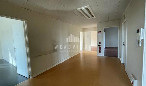A LOUER : PLATEAU DE BUREAUX DE 296,94 M² AVEC UN STATIONNEMENT ET DEUX RESERVES