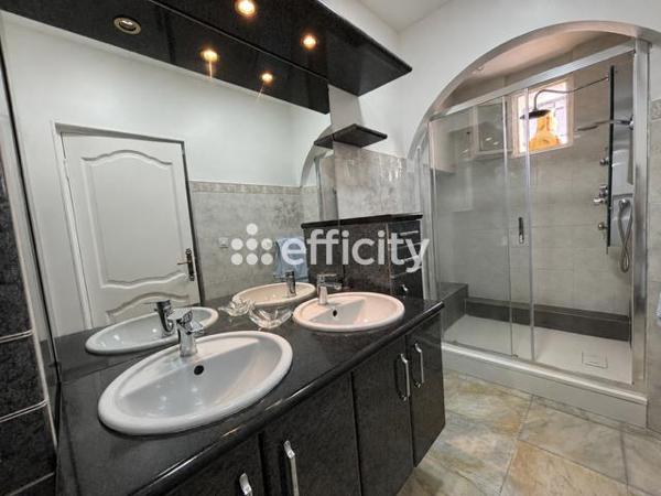 Maison
         6 pièces
        - 190 m² 675 000 € *