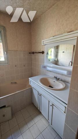 Besançon, Quartier Butte, Un appartement  T4 de 78 m² avec cave, garage et parking.