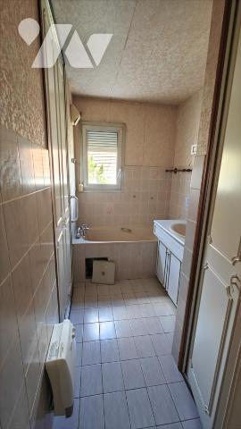 Besançon, Quartier Butte, Un appartement  T4 de 78 m² avec cave, garage et parking.