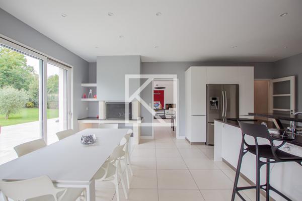 Villa de standing avec grand garage, aux prestations irréprochables