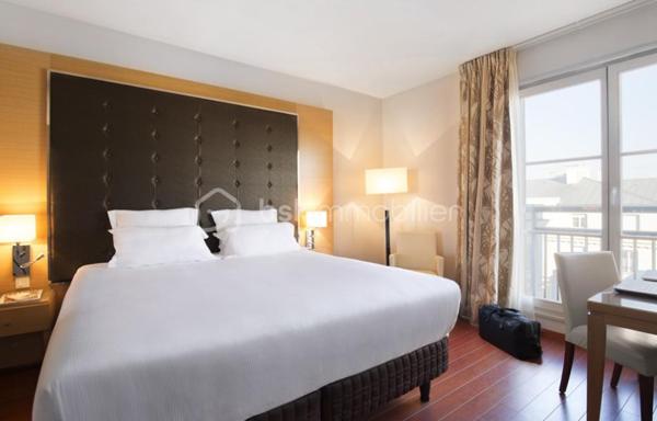 *** STUDIO - SPECIAL INVESTISSEUR - RESIDENCE RELAIS SPA VAL D'EUROPE ***

Investissement locatif sécurisé sous bail commercial nu, sans les contraintes de gestion.

à Chessy, à seulement quelques minutes à pied des parcs Disneyland Paris, du centre commercial Val d'Europe et à quelques minutes à pied de la gare RER A Val d'Europe (accès direct à Paris), je vous propose cet appartement type studio, au sein d'une résidence de tourisme.
Appartement type studio de 24 m² meublé et équipé / tout confort.

Que le bien soit occupé ou non vous percevrez vos loyers dès l'acquisition : produit idéal grâce à une rentabilité sécurisée par des loyers stables.
Exonération d'impôt sur vos revenus locatifs.

• Loyers annuels HT perçus en 2025 : 5 820 €

• Gestionnaire : Réside Etudes

L'établissement Relais Spa Val d'Europe propose une offre de services complète : accueil, espace bien-être avec spa et piscine intérieure, salle de fitness, petit-déjeuner, restaurant, Wi-Fi, parking et services hôteliers.

Vous désirez en savoir plus ?

Contactez-moi pour programmer une visite !
07 67 58 87 50