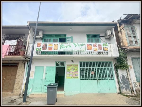 A VENDRE A CAYENNE UN IMMEUBLE DE RAPPORT DE 167 m² - 1 LOCAL DE 98 m² - 1 APPARTEMENT T3 DE 51 m² - 1 STUDIO DE 18 m² - AU PRIX DE 306 000 €.