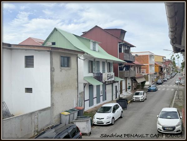 A VENDRE A CAYENNE UN IMMEUBLE DE RAPPORT DE 167 m² - 1 LOCAL DE 98 m² - 1 APPARTEMENT T3 DE 51 m² - 1 STUDIO DE 18 m² - AU PRIX DE 306 000 €.