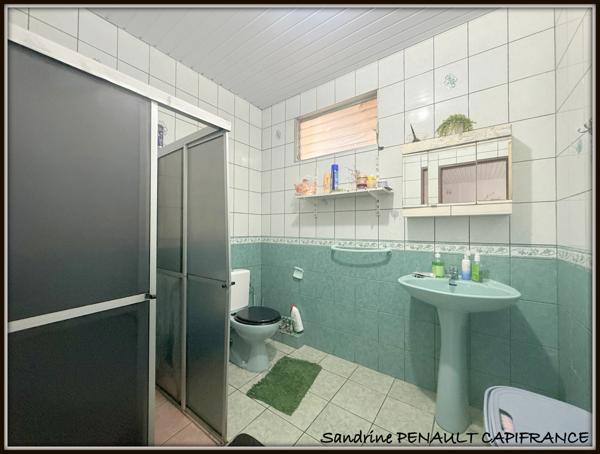 A VENDRE A CAYENNE UN IMMEUBLE DE RAPPORT DE 167 m² - 1 LOCAL DE 98 m² - 1 APPARTEMENT T3 DE 51 m² - 1 STUDIO DE 18 m² - AU PRIX DE 306 000 €.