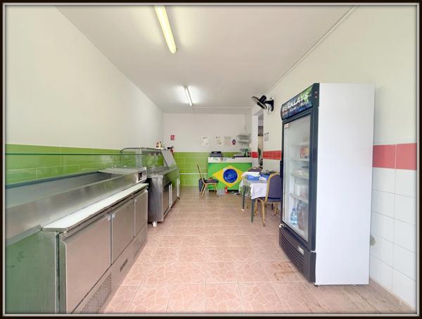 A VENDRE A CAYENNE UN IMMEUBLE DE RAPPORT DE 167 m² - 1 LOCAL DE 98 m² - 1 APPARTEMENT T3 DE 51 m² - 1 STUDIO DE 18 m² - AU PRIX DE 306 000 €.
