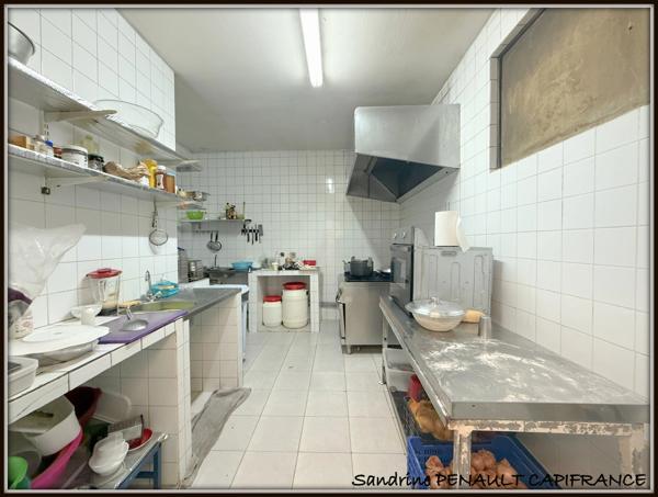 A VENDRE A CAYENNE UN IMMEUBLE DE RAPPORT DE 167 m² - 1 LOCAL DE 98 m² - 1 APPARTEMENT T3 DE 51 m² - 1 STUDIO DE 18 m² - AU PRIX DE 306 000 €.