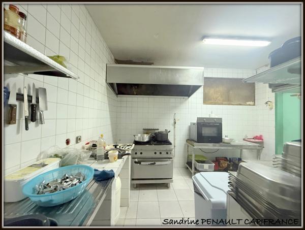 A VENDRE A CAYENNE UN IMMEUBLE DE RAPPORT DE 167 m² - 1 LOCAL DE 98 m² - 1 APPARTEMENT T3 DE 51 m² - 1 STUDIO DE 18 m² - AU PRIX DE 306 000 €.