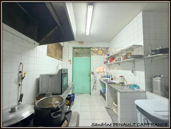 A VENDRE A CAYENNE UN IMMEUBLE DE RAPPORT DE 167 m² - 1 LOCAL DE 98 m² - 1 APPARTEMENT T3 DE 51 m² - 1 STUDIO DE 18 m² - AU PRIX DE 306 000 €.