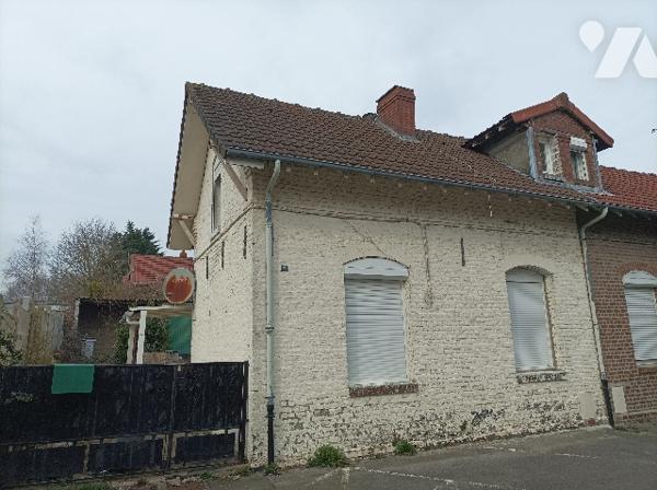 Maison semi mitoyenne, en briques, tuiles, gros œuvre en bon état, à conforter.