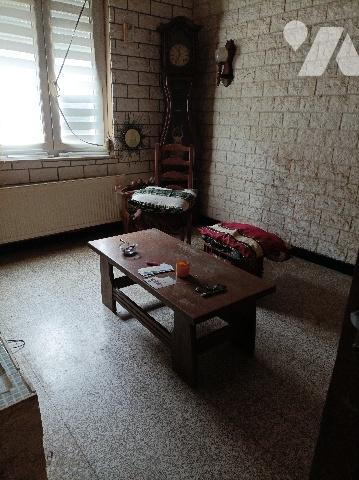 Maison semi mitoyenne, en briques, tuiles, gros œuvre en bon état, à conforter.