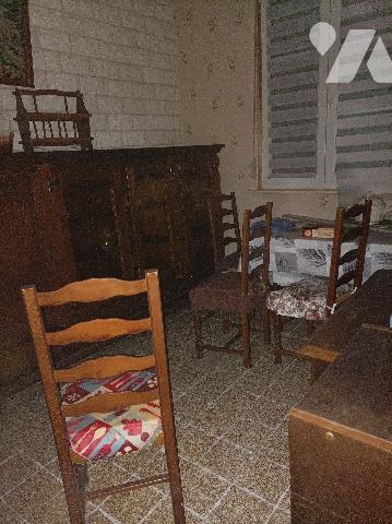 Maison semi mitoyenne, en briques, tuiles, gros œuvre en bon état, à conforter.