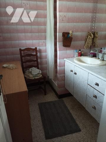 Maison semi mitoyenne, en briques, tuiles, gros œuvre en bon état, à conforter.