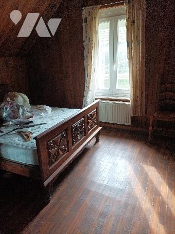 Maison semi mitoyenne, en briques, tuiles, gros œuvre en bon état, à conforter.