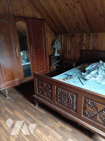 Maison semi mitoyenne, en briques, tuiles, gros œuvre en bon état, à conforter.