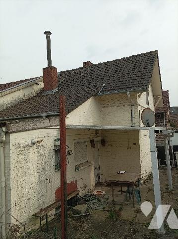 Maison semi mitoyenne, en briques, tuiles, gros œuvre en bon état, à conforter.
