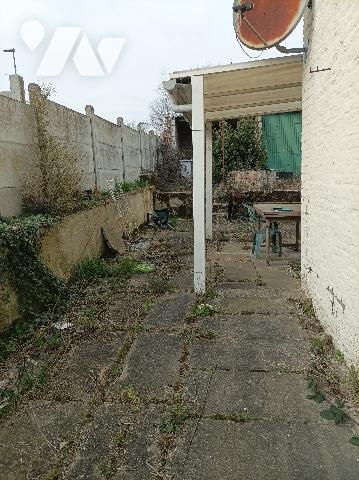 Maison semi mitoyenne, en briques, tuiles, gros œuvre en bon état, à conforter.