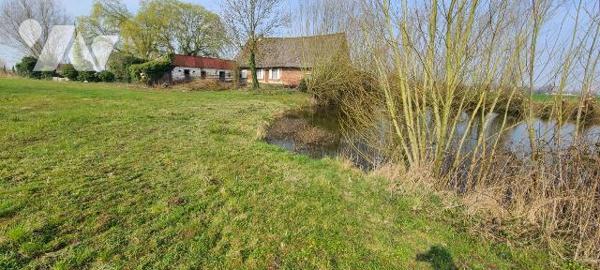 En campagne, Fermette à rénover entièrement avec et sur 7.500 m² de terrain comprenant maison d...