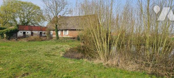 En campagne, Fermette à rénover entièrement avec et sur 7.500 m² de terrain comprenant maison d...