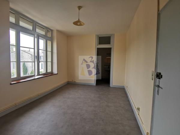 Location studio Ruelle Sur Touvre (16600), 26.86m² avec 1 pièce(s). Agence Allard Brimeaud