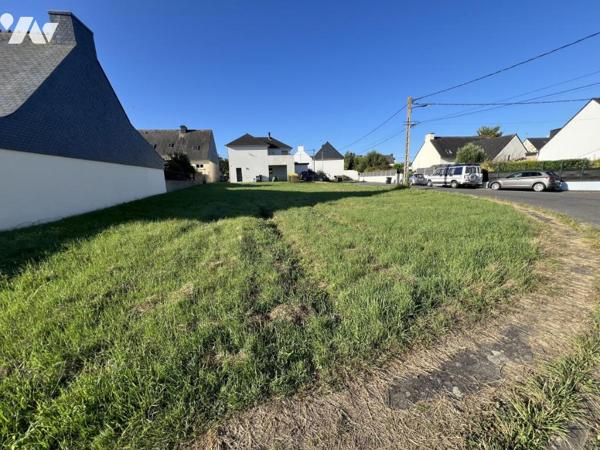 LOCMIQUELIC au bourg beau terrain de 593 m² 