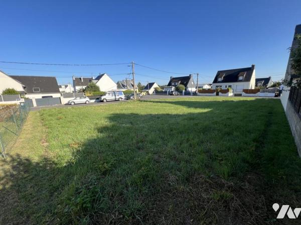LOCMIQUELIC au bourg beau terrain de 593 m² 