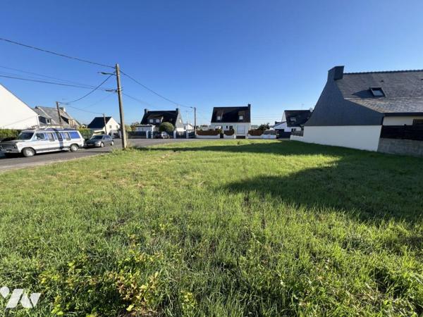LOCMIQUELIC au bourg beau terrain de 593 m² 