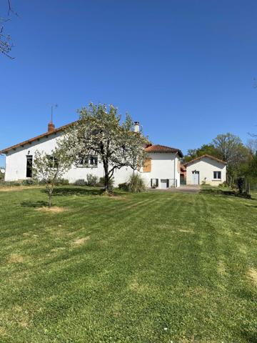 MAISON FAMILIALE AVEC DEPENDANCES ET PARC