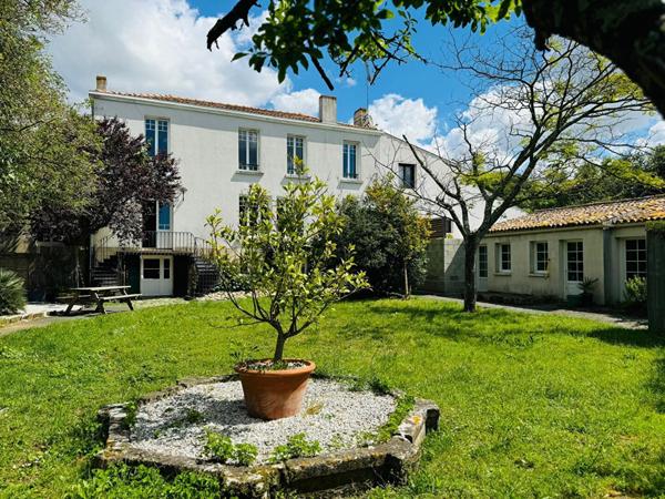 Ensemble immobilier de charme -Ancienne maison d'hôtes rénovée avec revenus locatifs