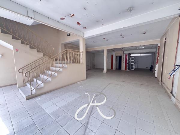 Local Commercial
        
        - 550 m²