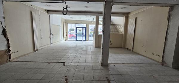 Local Commercial
        
        - 550 m²
