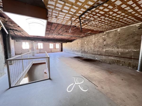 Local Commercial
        
        - 550 m²