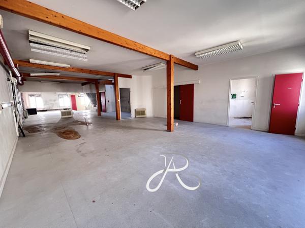Local Commercial
        
        - 550 m²