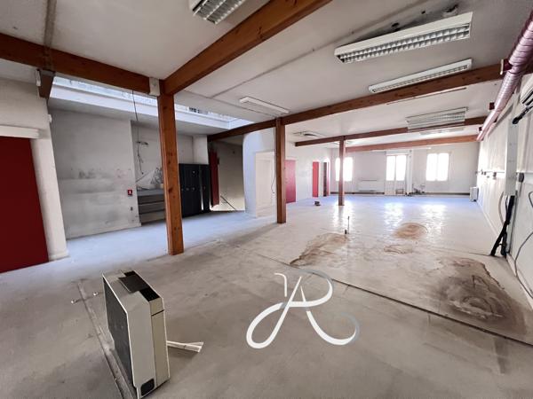 Local Commercial
        
        - 550 m²