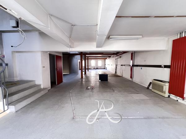 Local Commercial
        
        - 550 m²