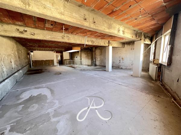 Local Commercial
        
        - 550 m²