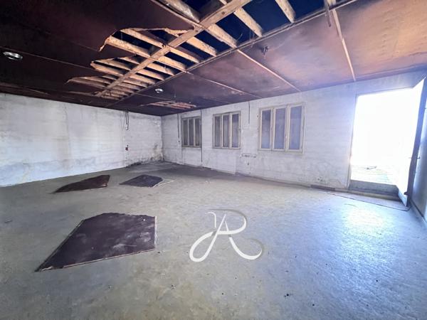 Local Commercial
        
        - 550 m²
