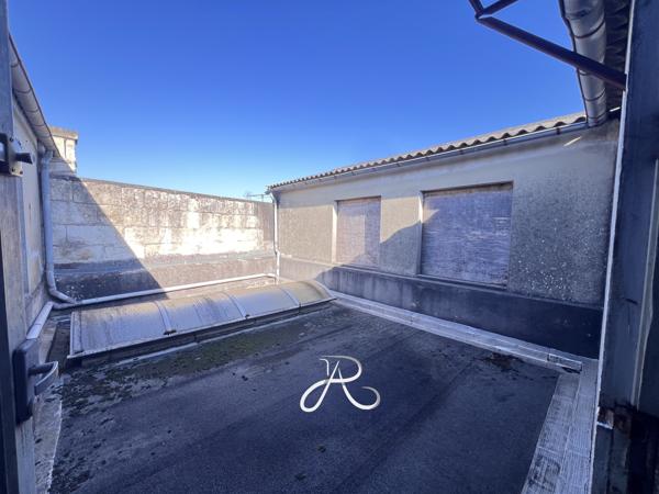 Local Commercial
        
        - 550 m²