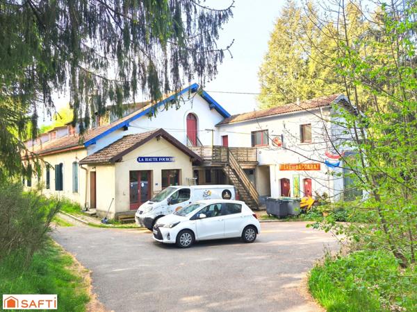 Dans un cadre exceptionnel de verdure et de calme, murs et fonds d'un gîte d'étape et de 2 autres gîtes ruraux