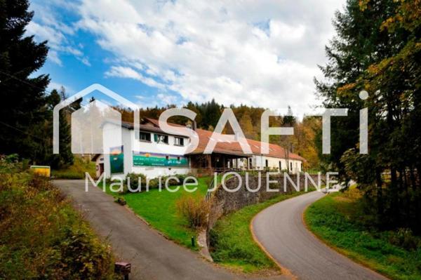 Dans un cadre exceptionnel de verdure et de calme, murs et fonds d'un gîte d'étape et de 2 autres gîtes ruraux