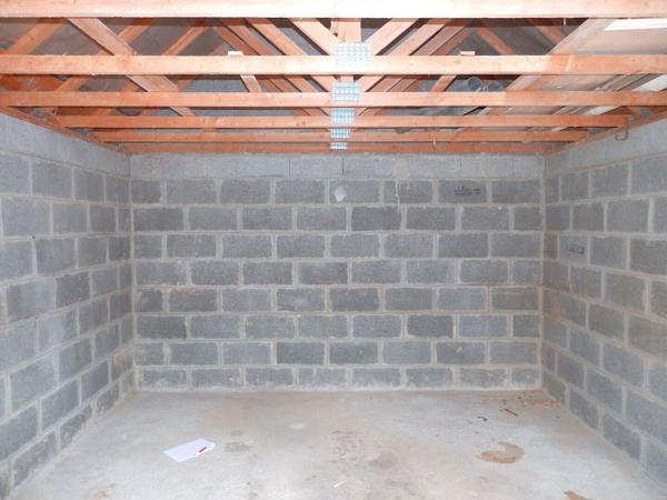 Maison ancienne en brique sur sous-sol plus Garage indépendant récent