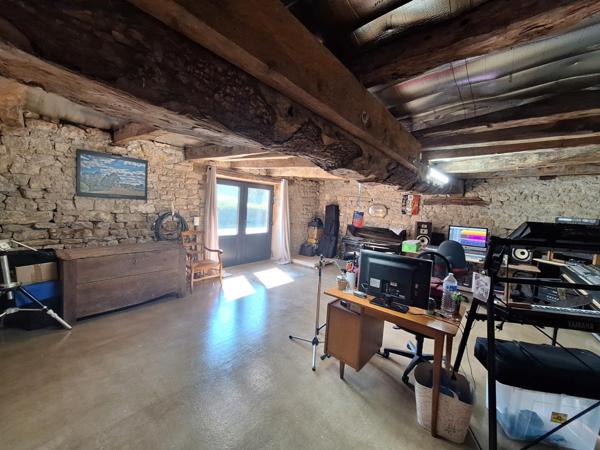 Authentique propriété en pierre entièrement rénovée – Cadre naturel d’exception avec rivière