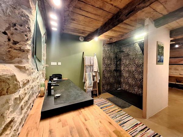 Authentique propriété en pierre entièrement rénovée – Cadre naturel d’exception avec rivière