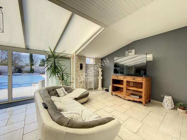 ECHILLAIS - 2 MIN SUD ROCHEFORT - CHARENTAISE AVEC PISCINE - 4 CHAMBRES - GRAND GARAGE -TERRAIN CLOS