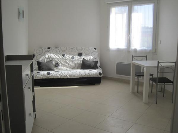 A LOUER STUDIO MEUBLE PROCHE CENTRE VILLE ET ECOLE DE ST QUENTIN 02100.