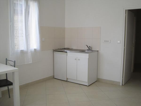 A LOUER STUDIO MEUBLE PROCHE CENTRE VILLE ET ECOLE DE ST QUENTIN 02100.