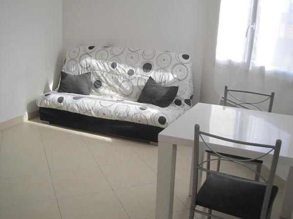 A LOUER STUDIO MEUBLE PROCHE CENTRE VILLE ET ECOLE DE ST QUENTIN 02100.