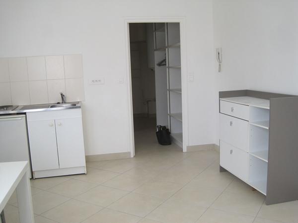 A LOUER STUDIO MEUBLE PROCHE CENTRE VILLE ET ECOLE DE ST QUENTIN 02100.