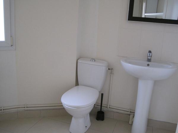 A LOUER STUDIO MEUBLE PROCHE CENTRE VILLE ET ECOLE DE ST QUENTIN 02100.