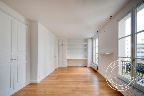 Paris Ve. À proximité immédiate du bas de la rue Mouffetard. Superbe 2 pièces de 58 m2.